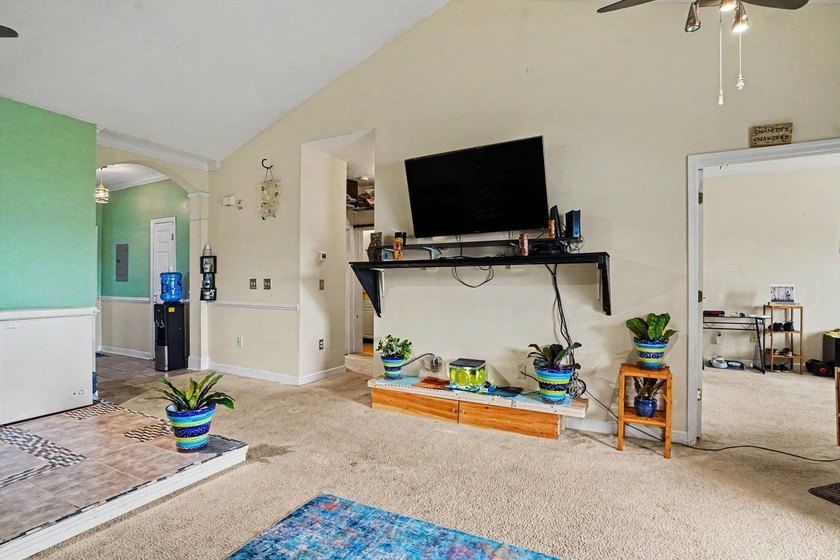 Welcome to this two-bedroom, two-bathroom top-floor condo - photo 10
