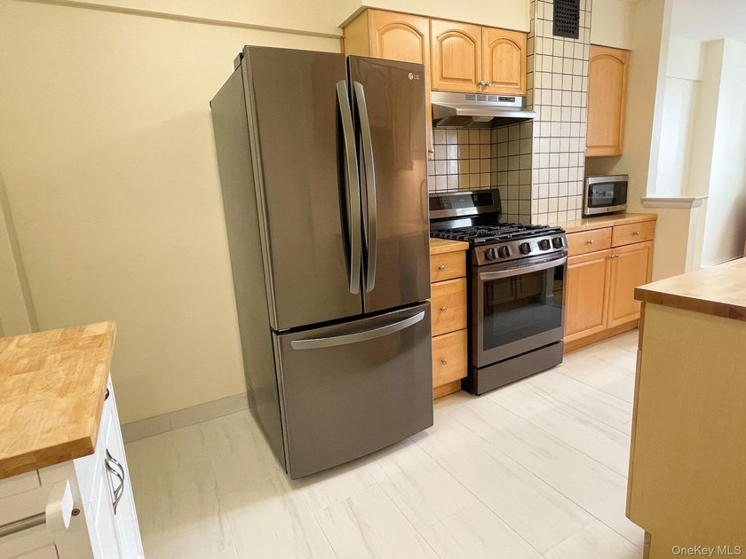 Bright and well-maintained 1-bedroom unit located on the second - photo 7
