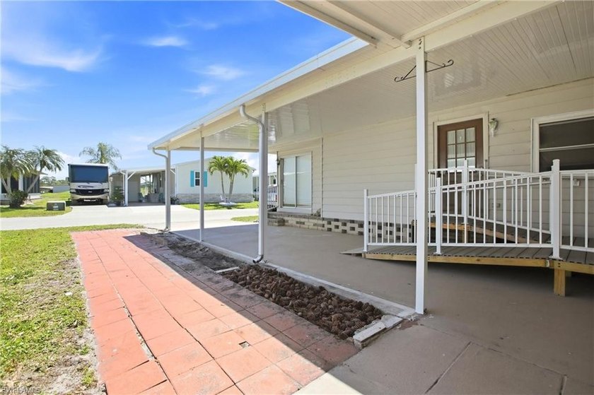Welcome to your slice of Florida paradise in sought-after - photo 9
