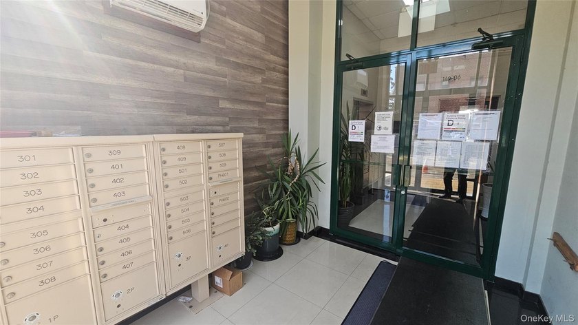 Welcome to this spacious 2-bedroom, 2 full bathroom condominium - photo 3