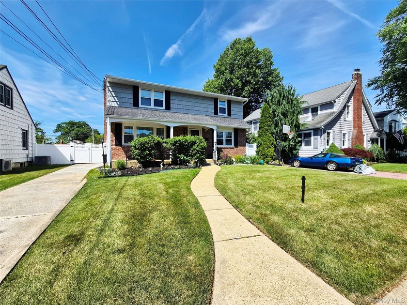 Welcome to this exceptional 6-bedroom Colonial offers the - photo 2