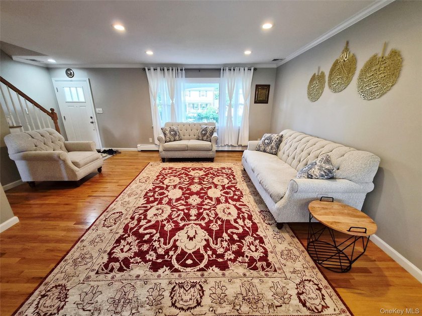 Welcome to this exceptional 6-bedroom Colonial offers the - photo 4