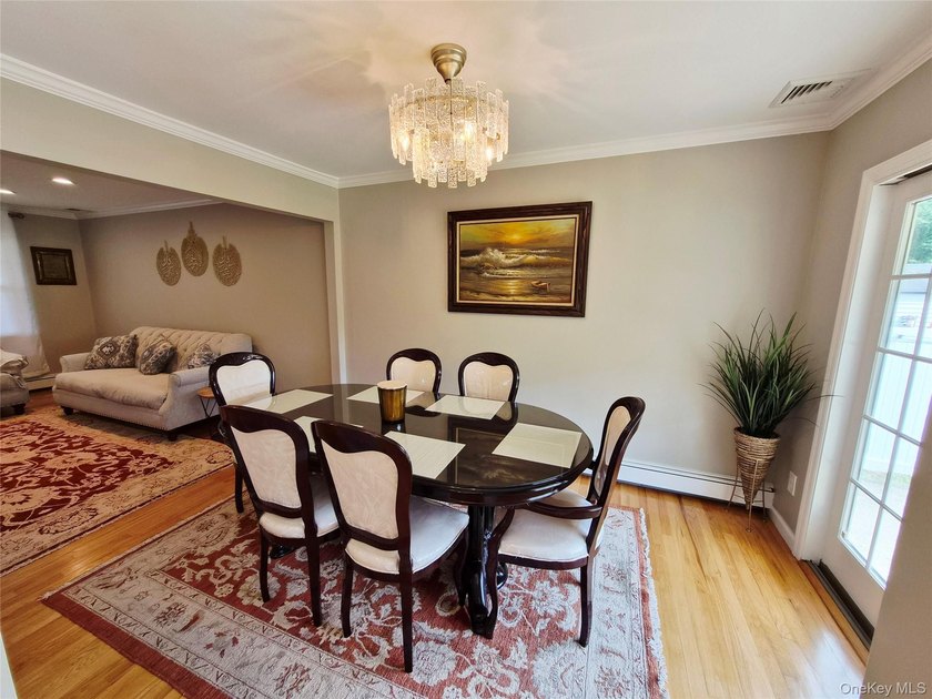 Welcome to this exceptional 6-bedroom Colonial offers the - photo 5