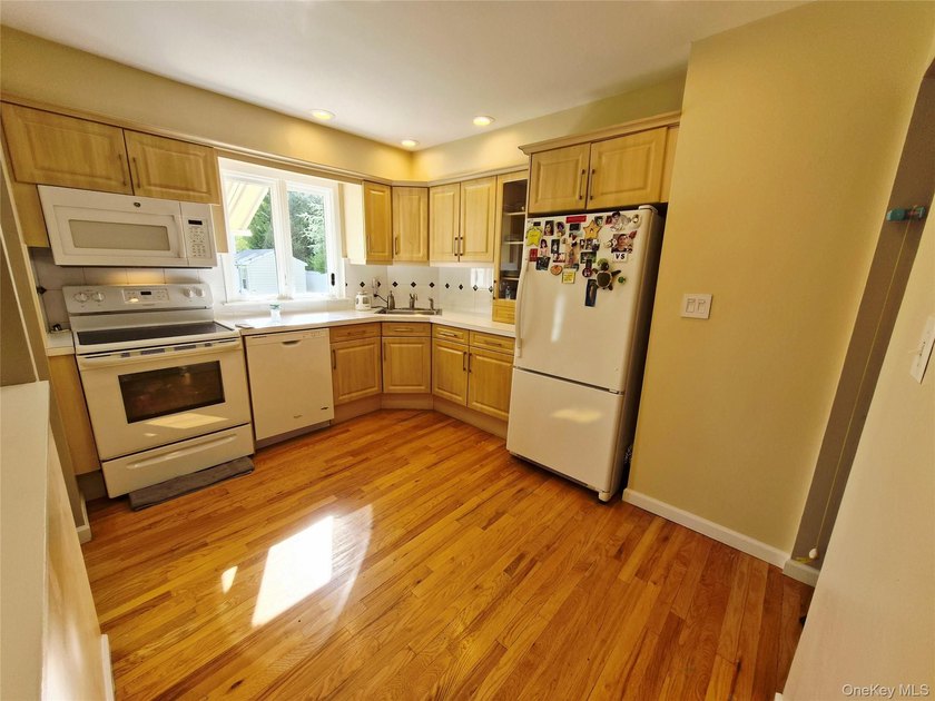 Welcome to this exceptional 6-bedroom Colonial offers the - photo 8
