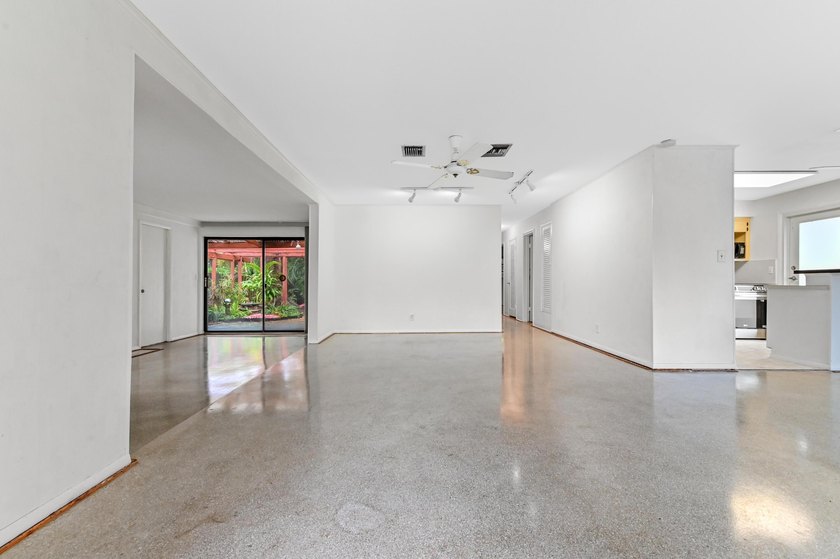 Welcome to this charming 1-story home in Oakland Park, offering - photo 4