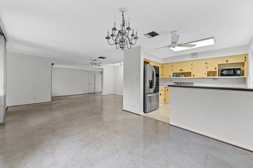 Welcome to this charming 1-story home in Oakland Park, offering - photo 7