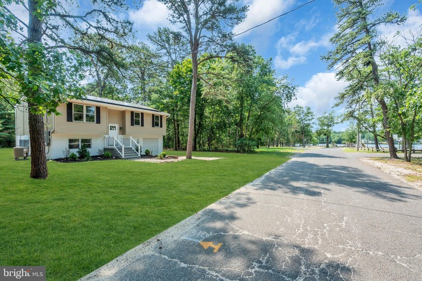 Beautifully renovated 3-bedroom, 2-full-bath home located in the - photo 8