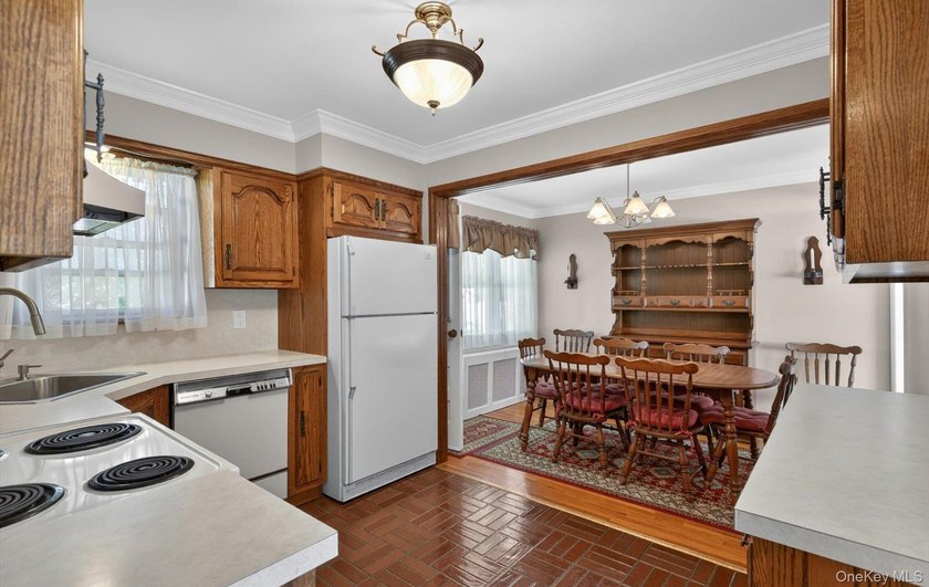 Welcome to this beautifully maintained 4-bedroom, 2-full-bath - photo 5