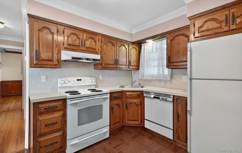 Welcome to this beautifully maintained 4-bedroom, 2-full-bath - photo 6