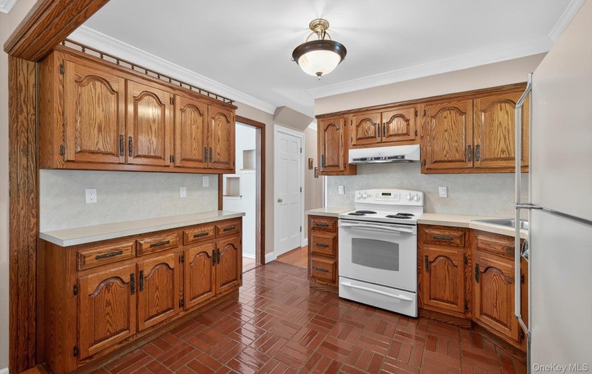 Welcome to this beautifully maintained 4-bedroom, 2-full-bath - photo 8