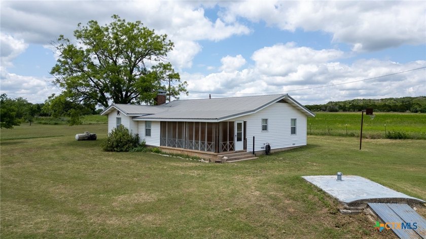 Just east of Evant in Hamilton County, this beautiful 286 - photo 5