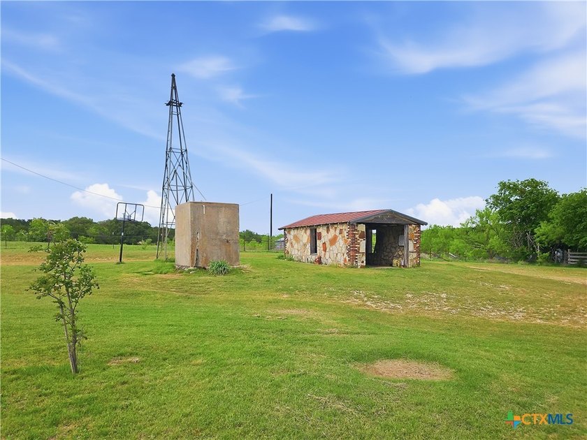 Just east of Evant in Hamilton County, this beautiful 286 - photo 7