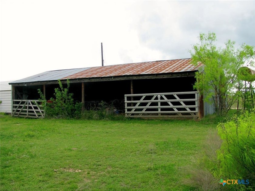 Just east of Evant in Hamilton County, this beautiful 286 - photo 9