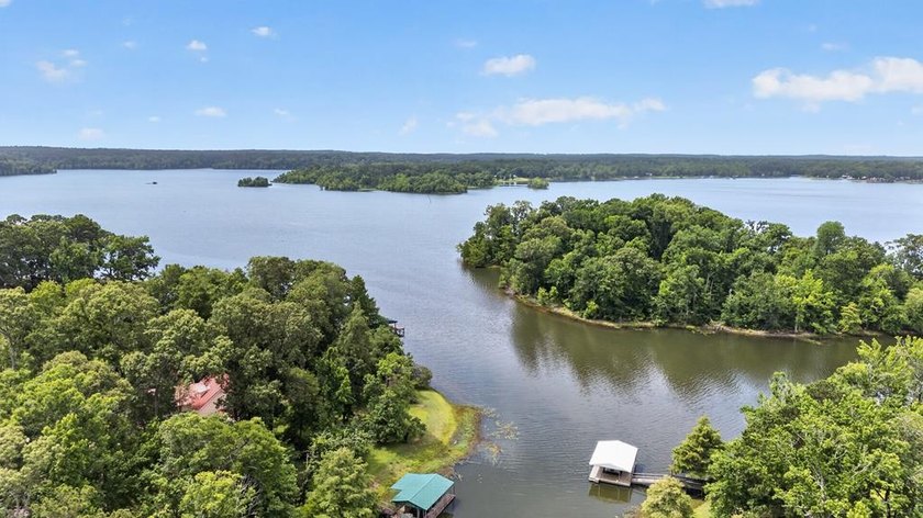 Located on a spacious corner lot, this waterfront 3-bedroom - photo 5