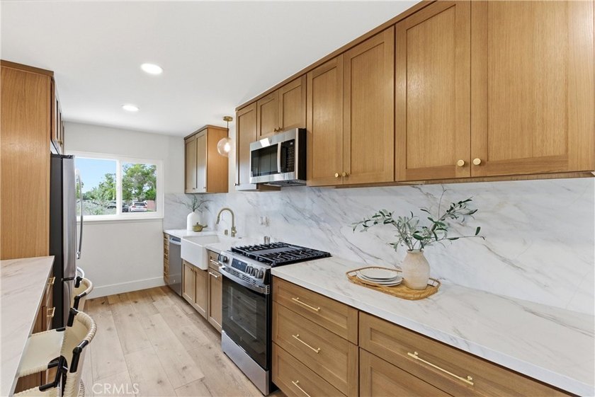 ADU POTENTIAL! Large, open backyard with incredible - photo 9