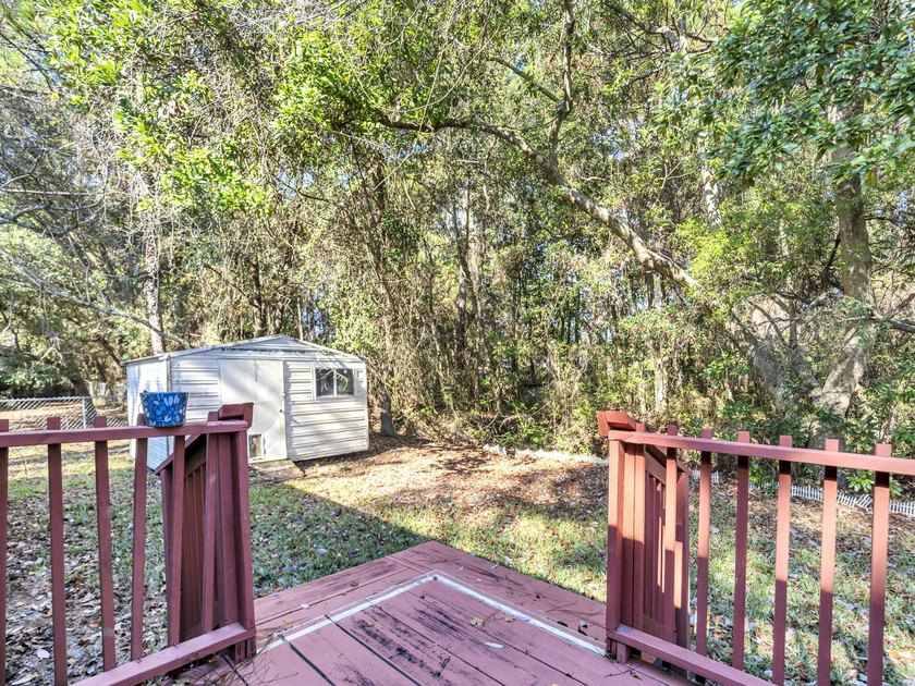 Affordable Navarre opportunity featuring updates, spacious - photo 32