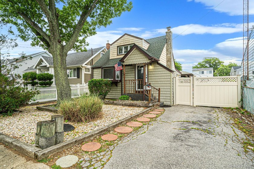 Welcome to a home where comfort, character, and coastal charm - photo 2