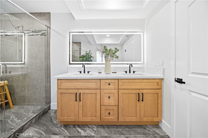 Beautiful single-story home that is ready for new families. LOW - photo 21