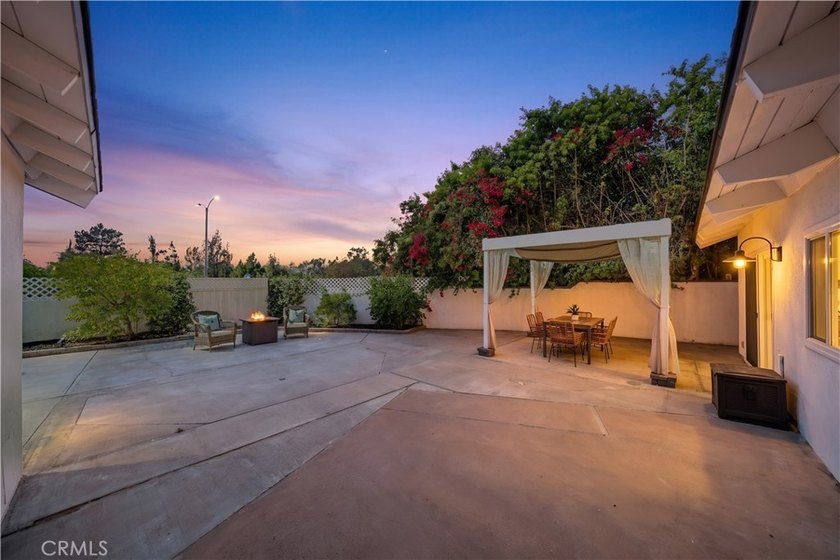 Beautiful single-story home that is ready for new families. LOW - photo 32