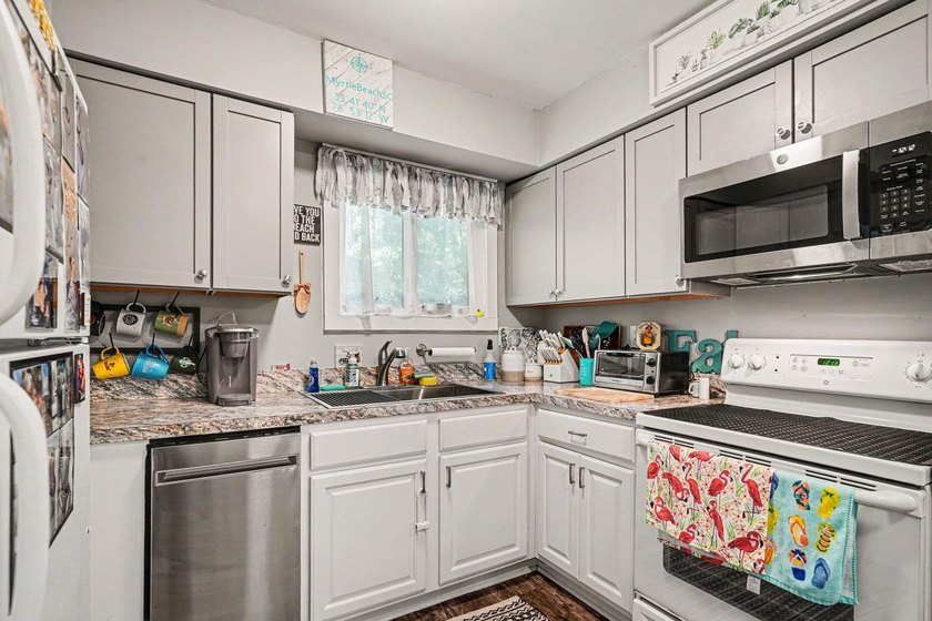 Coastal- chic living meets unbeatable convenience in this - photo 8