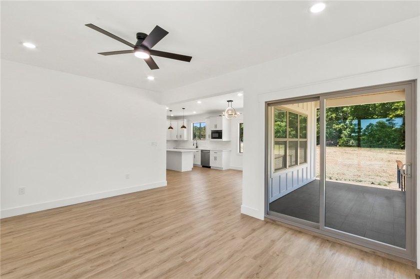 Experience the perfect blend of modern design and lakeside - photo 12