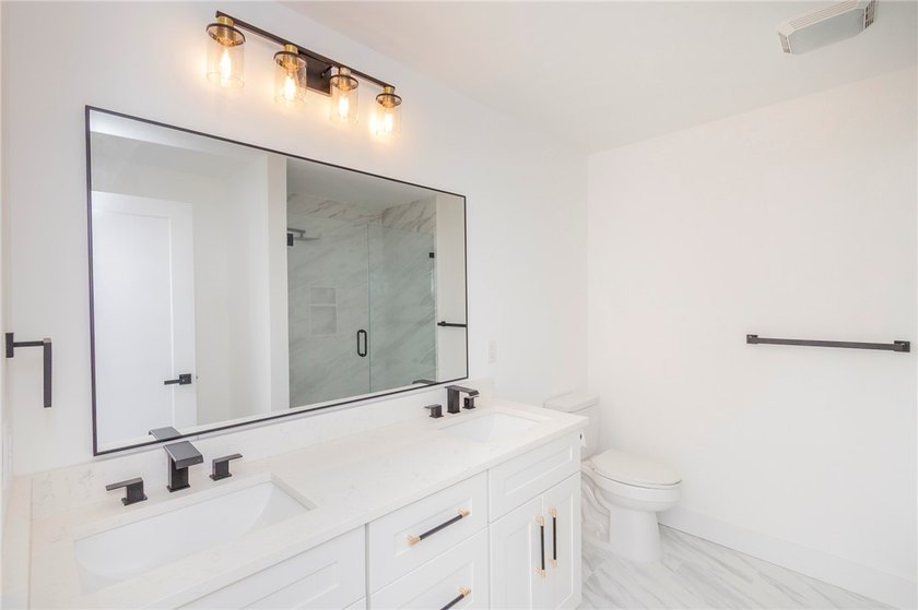 Experience the perfect blend of modern design and lakeside - photo 15