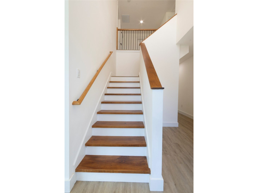 Experience the perfect blend of modern design and lakeside - photo 25