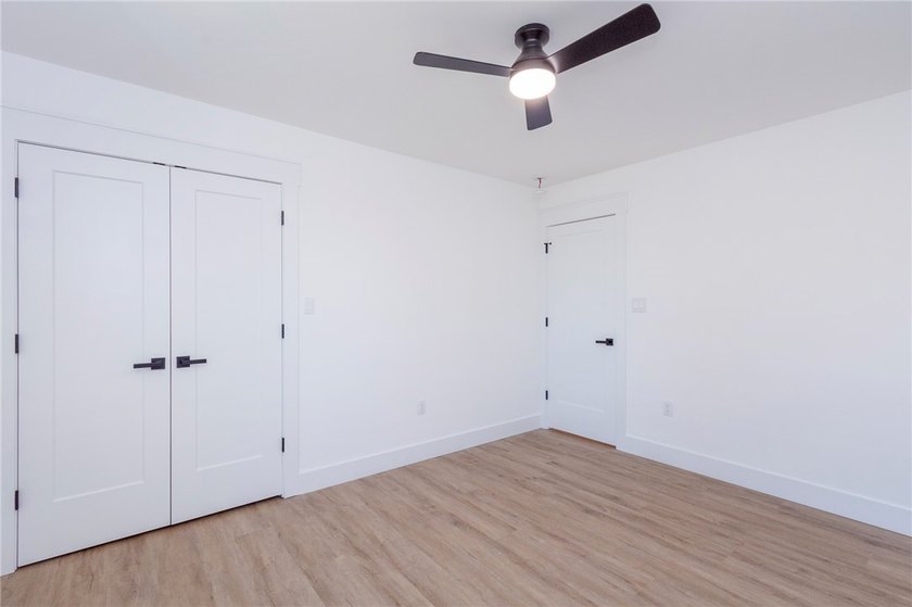 Experience the perfect blend of modern design and lakeside - photo 34