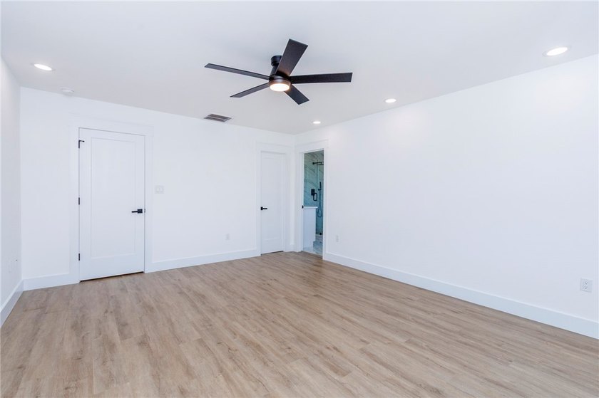 Experience the perfect blend of modern design and lakeside - photo 38