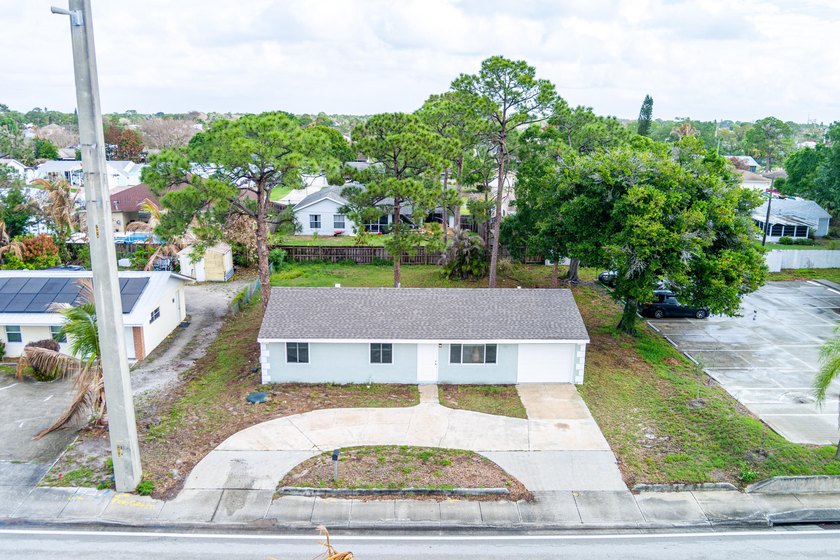 Completely redone and ready to impress! This 3BR/2BA home has - photo 7