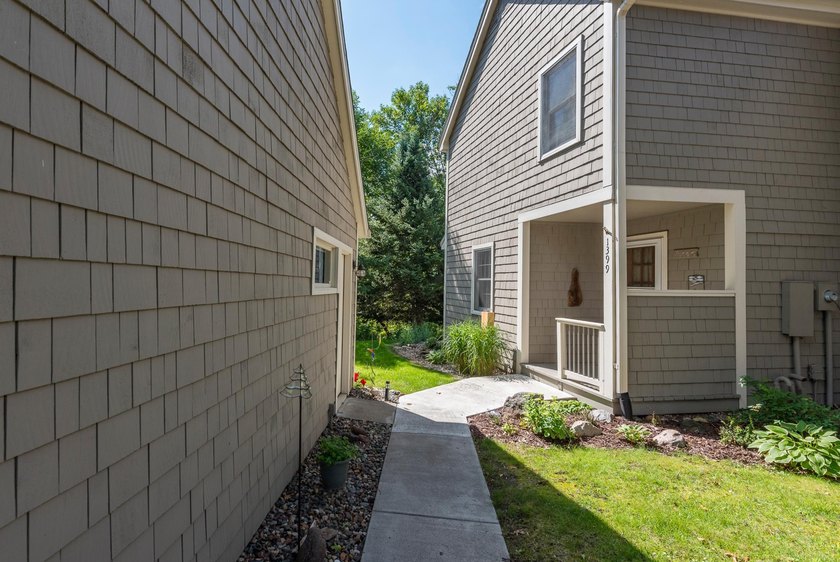 LOCATION-LOCATION-LOCATION! East Pointe Association -quiet end - photo 8