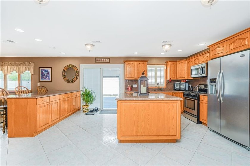 Welcome to 9 Prague Court, an extraordinary custom residence - photo 11