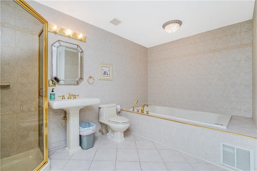 Welcome to 9 Prague Court, an extraordinary custom residence - photo 21