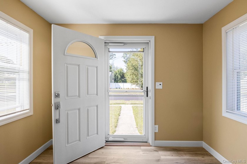 Charming, immaculate, meticulously maintained ranch conveniently - photo 4