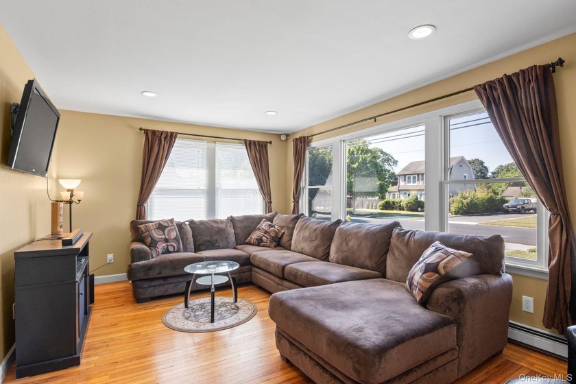 Charming, immaculate, meticulously maintained ranch conveniently - photo 8