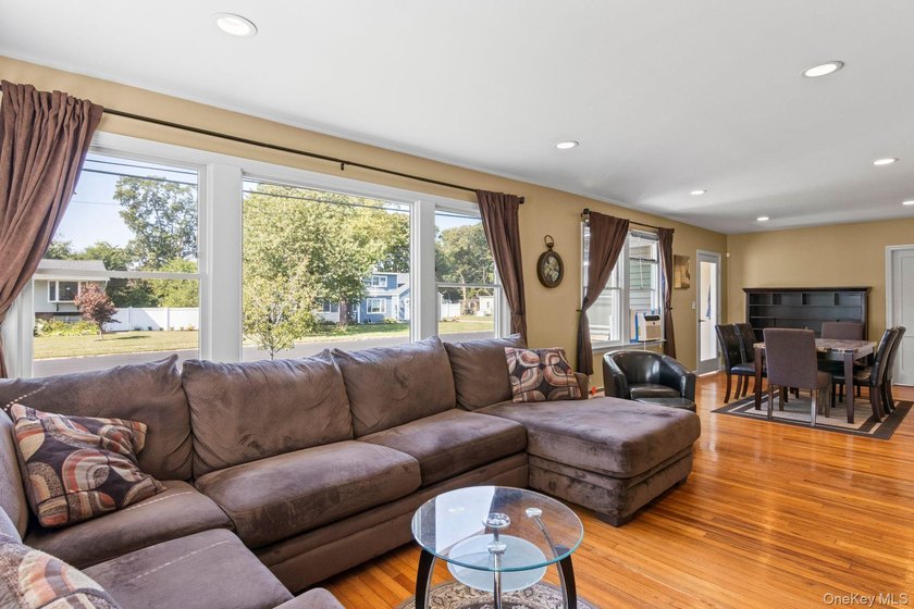 Charming, immaculate, meticulously maintained ranch conveniently - photo 9
