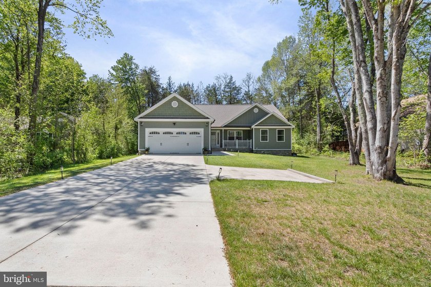 Welcome home to 1906 Lakeview Parkway, a like-new one level - photo 2