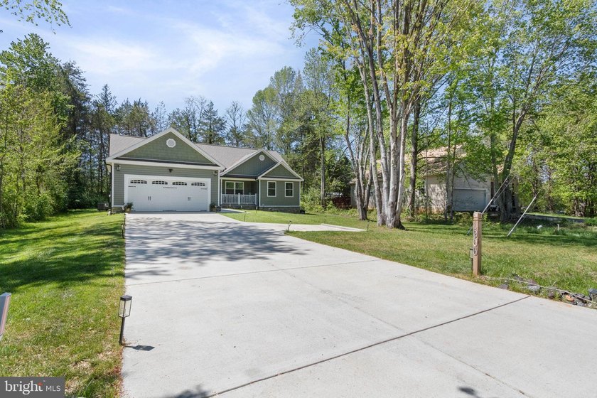 Welcome home to 1906 Lakeview Parkway, a like-new one level - photo 4