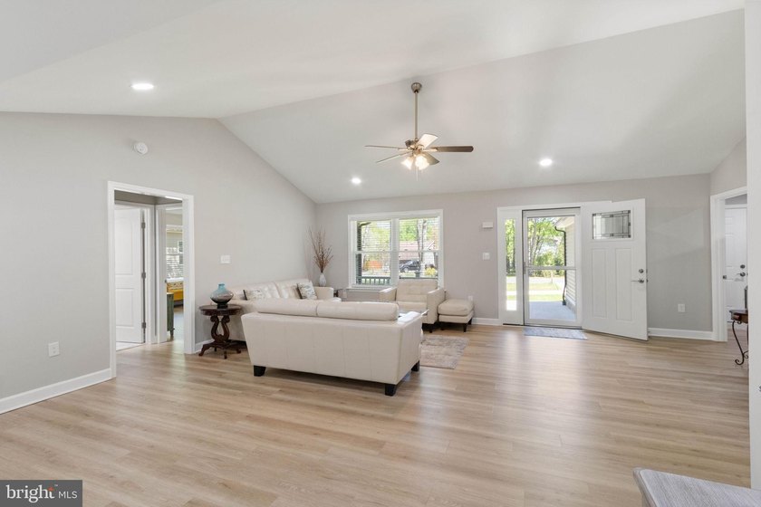 Welcome home to 1906 Lakeview Parkway, a like-new one level - photo 7