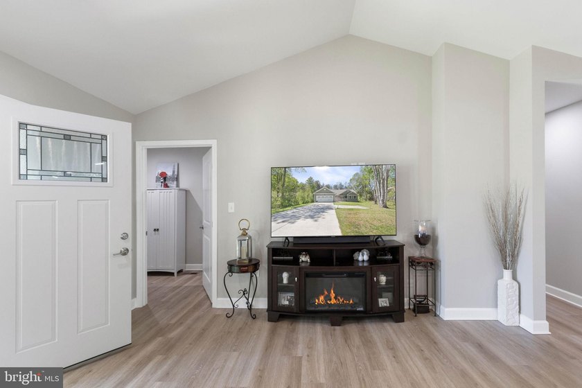 Welcome home to 1906 Lakeview Parkway, a like-new one level - photo 8