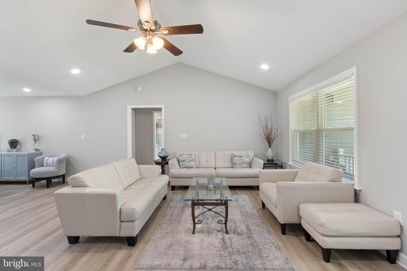Welcome home to 1906 Lakeview Parkway, a like-new one level - photo 9