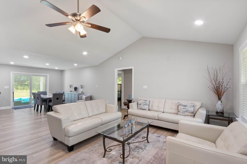 Welcome home to 1906 Lakeview Parkway, a like-new one level - photo 10