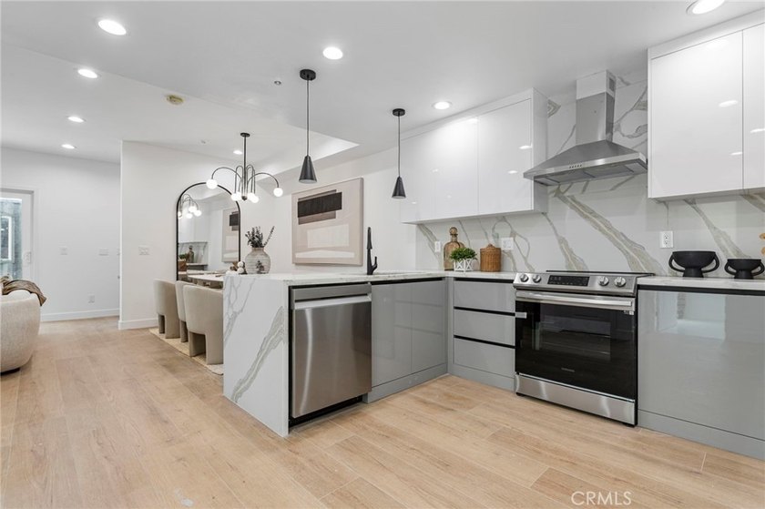 NEW CONSTRUCTION 3 bed, 2.5 bath, three-story townhome with sky - photo 11