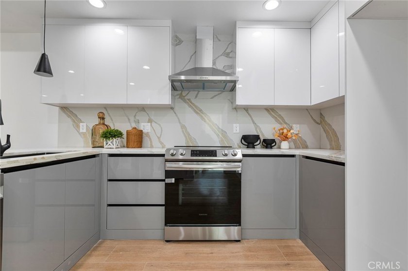 NEW CONSTRUCTION 3 bed, 2.5 bath, three-story townhome with sky - photo 12