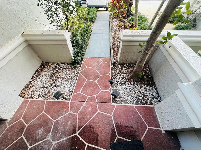GREAT CONDITION TOWNHOUSE, 1ST FLOOR TILED ON THE DIAG. VINYLS - photo 12