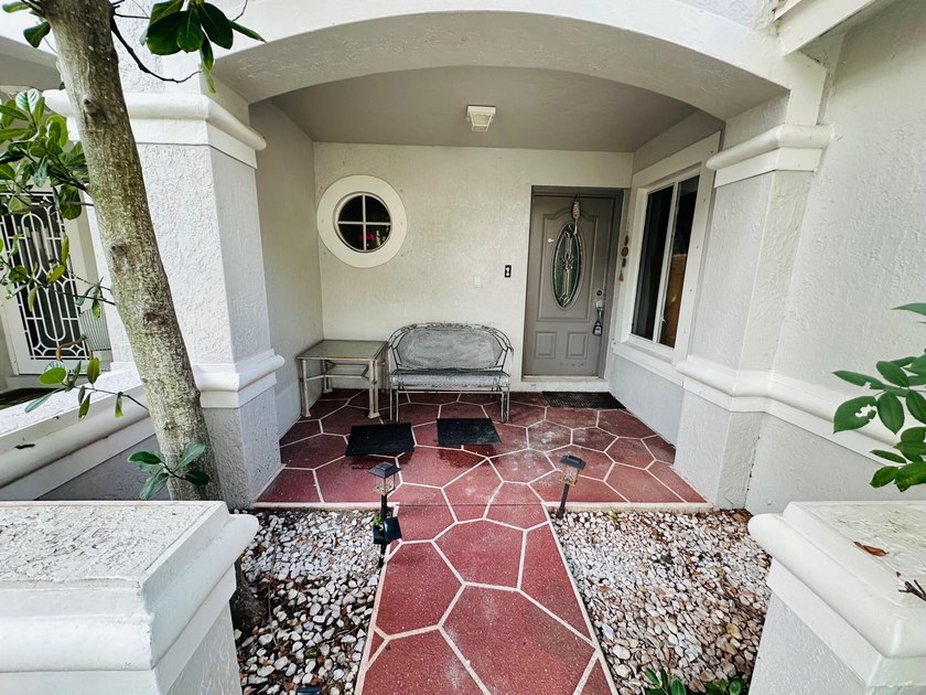 GREAT CONDITION TOWNHOUSE, 1ST FLOOR TILED ON THE DIAG. VINYLS - photo 13