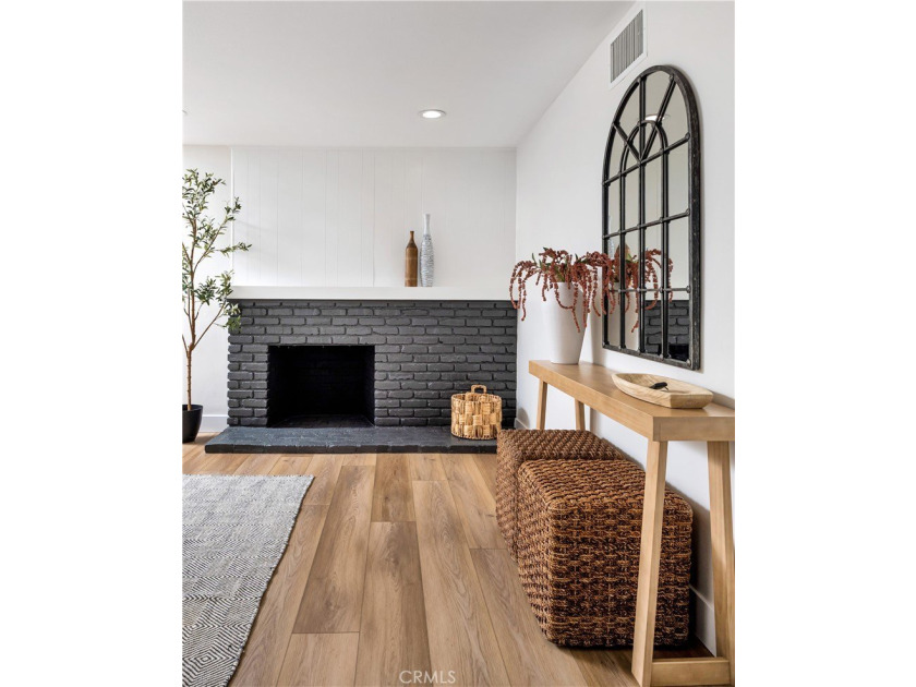 Beautifully refreshed and move-in ready, this 4-bedroom - photo 15