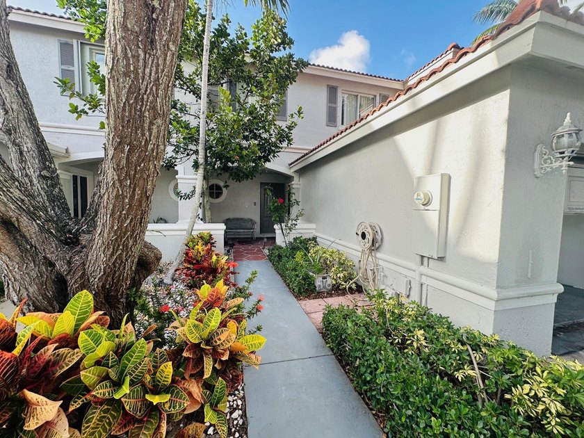 GREAT CONDITION TOWNHOUSE, 1ST FLOOR TILED ON THE DIAG. VINYLS - photo 15