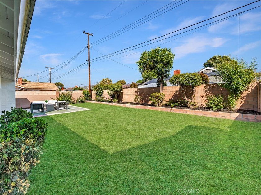 Beautifully refreshed and move-in ready, this 4-bedroom - photo 22
