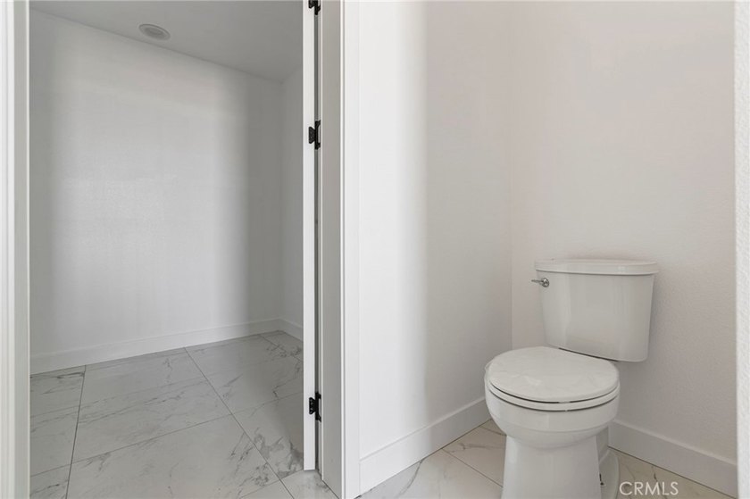 NEW CONSTRUCTION 3 bed, 2.5 bath, three-story townhome with sky - photo 24